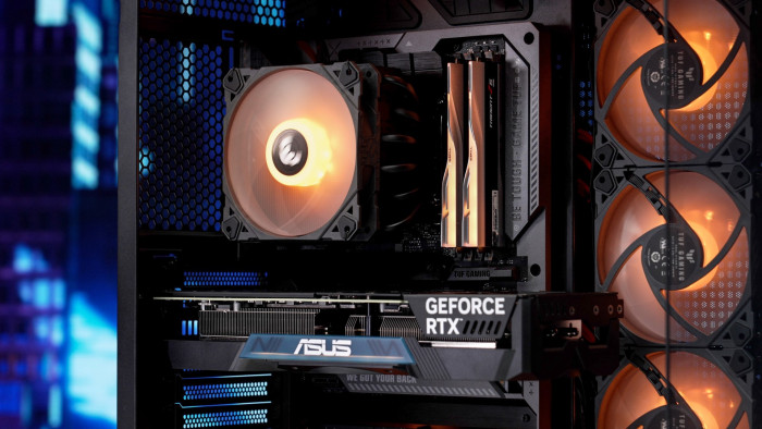 Asus-Grafikkarte mit Stromverbindung  per Mainboard (Bild: Asus)